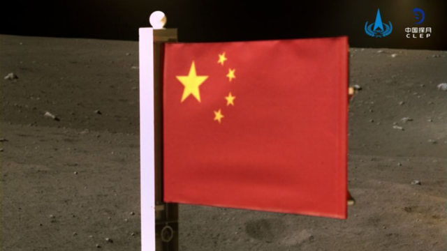 Στη Σελήνη κυματίζει πλέον... και η σημαία της Κίνας!